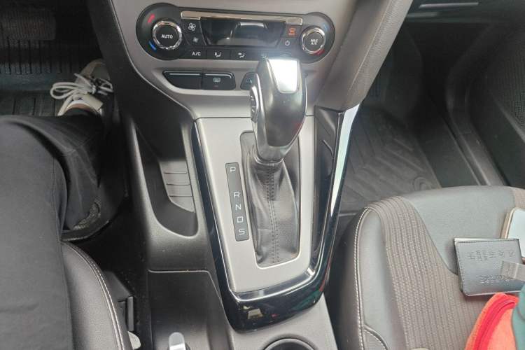 Used Ford Focus 2012 Sedan 1.6L Automatic Fashion Edition Gear Lever