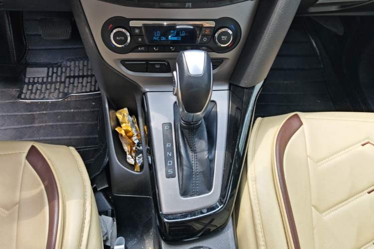 Used Ford Focus 2012 Sedan 1.6L Automatic Fashion Edition Gear Lever