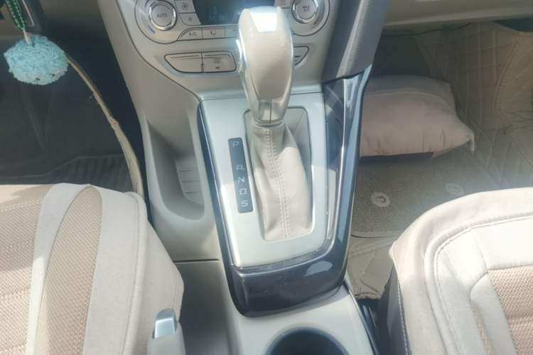 Used Ford Focus 2012 Sedan 1.6L Automatic Fashion Edition Gear Lever