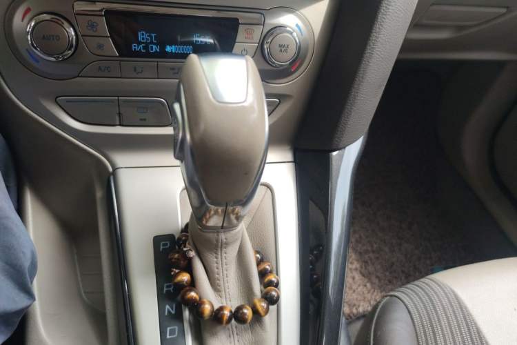 Used Ford Focus 2012 Sedan 1.6L Automatic Fashion Edition Gear Lever