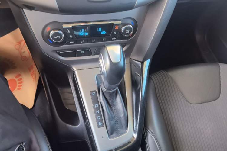 Used Ford Focus 2012 Sedan 1.6L Automatic Fashion Edition Gear Lever