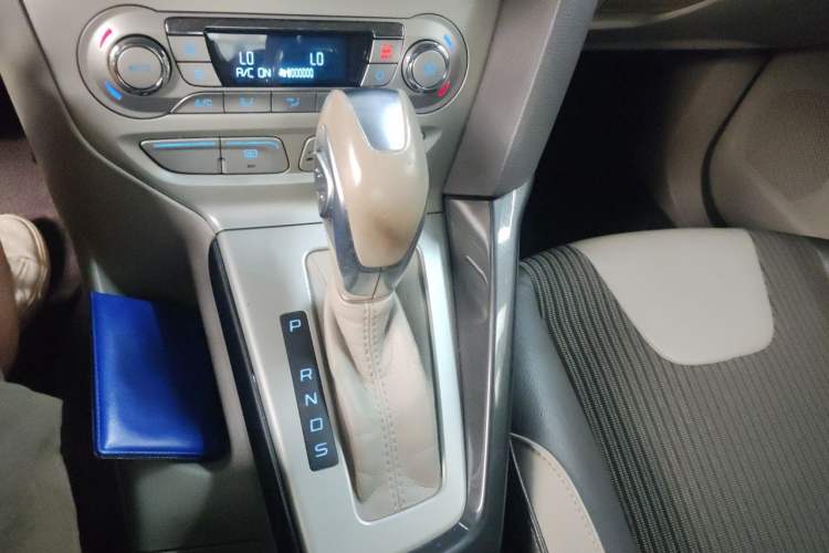 Used Ford Focus 2012 Sedan 1.6L Automatic Fashion Edition Gear Lever