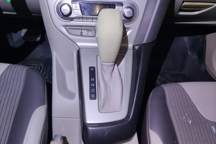 Used Ford Focus 2012 Sedan 1.6L Automatic Fashion Edition Gear Lever