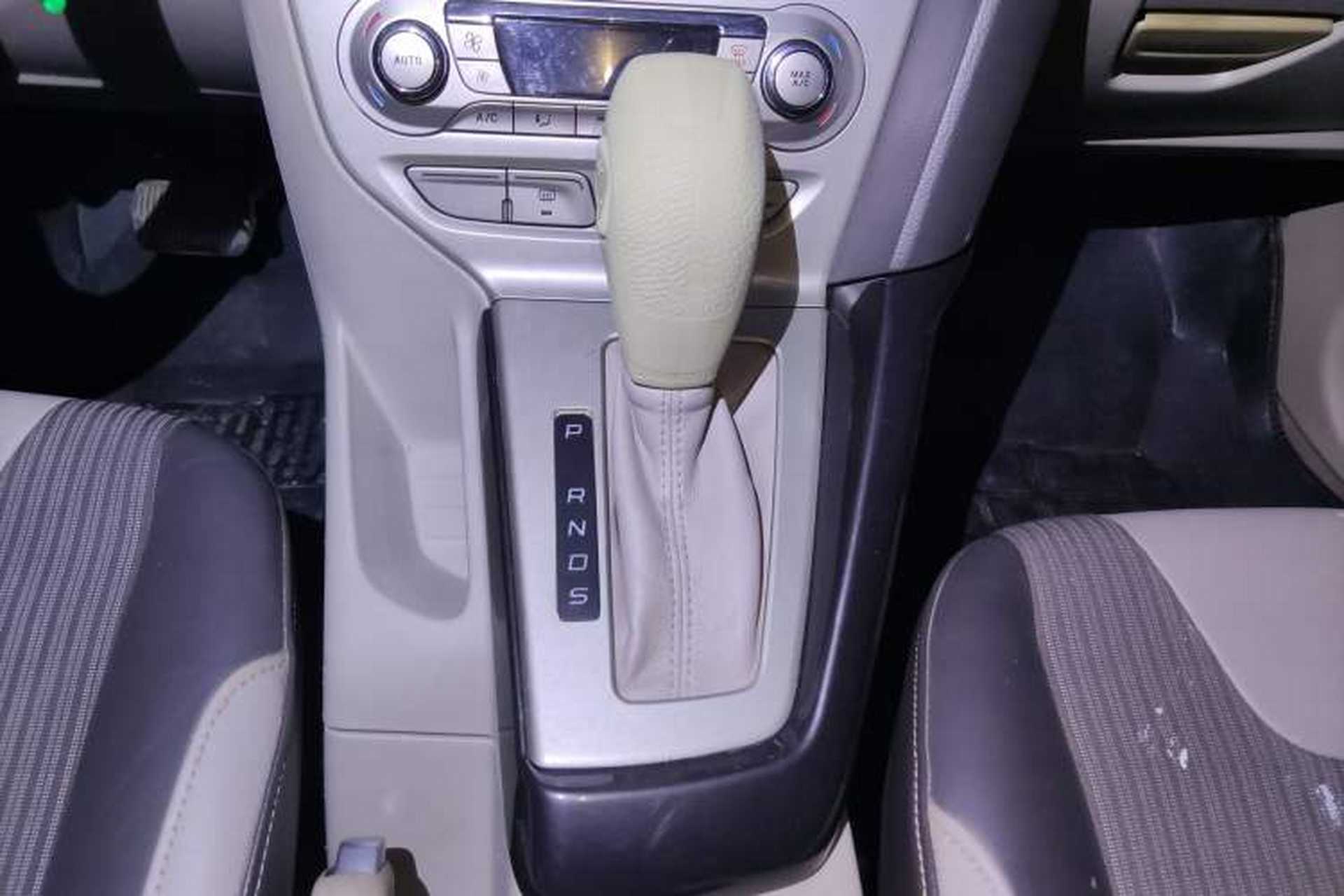 Used Ford Focus 2012 Sedan 1.6L Automatic Fashion Edition Gear Lever