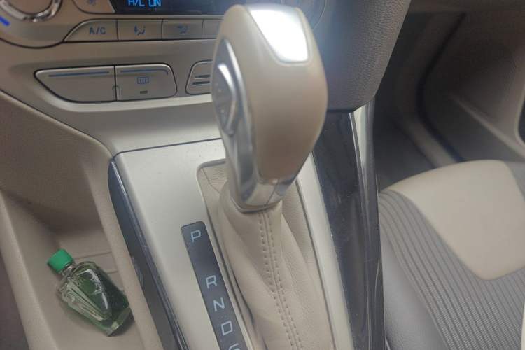 Used Ford Focus 2012 Sedan 1.6L Automatic Fashion Edition Gear Lever