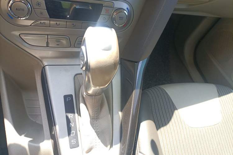 Used Ford Focus 2012 Sedan 1.6L Automatic Fashion Edition Gear Lever