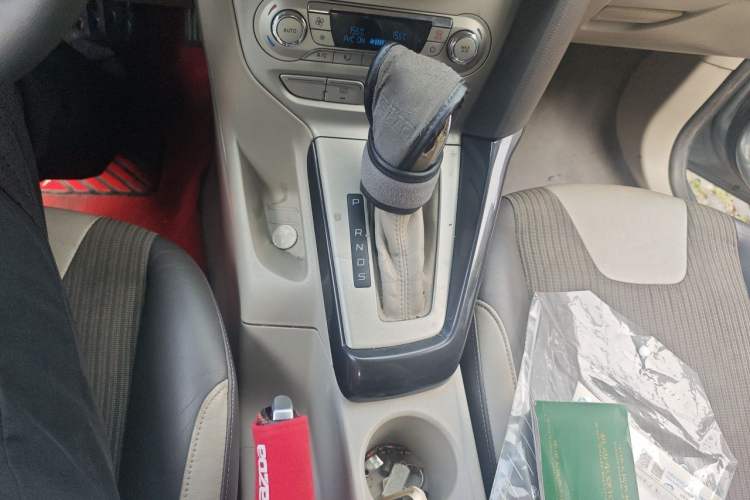 Used Ford Focus 2012 Sedan 1.6L Automatic Fashion Edition Gear Lever