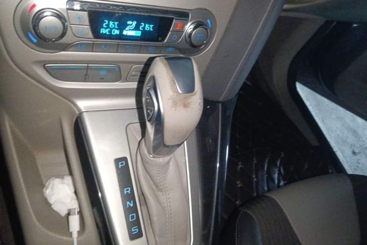 Used Ford Focus 2012 Sedan 1.6L Automatic Fashion Edition Gear Lever