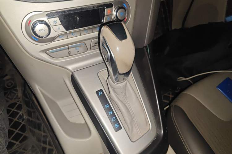 Used Ford Focus 2012 Sedan 1.6L Automatic Fashion Edition Gear Lever
