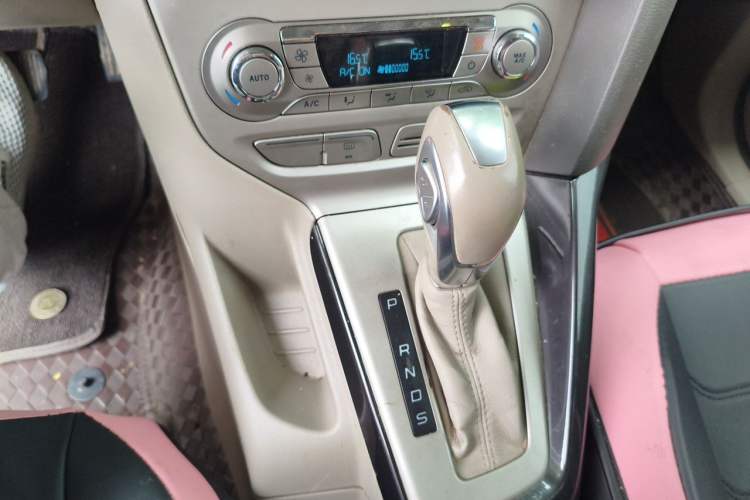 Used Ford Focus 2012 Sedan 1.6L Automatic Fashion Edition Gear Lever