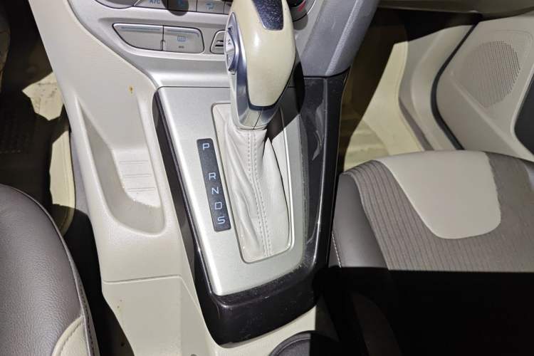 Used Ford Focus 2012 Sedan 1.6L Automatic Fashion Edition Gear Lever