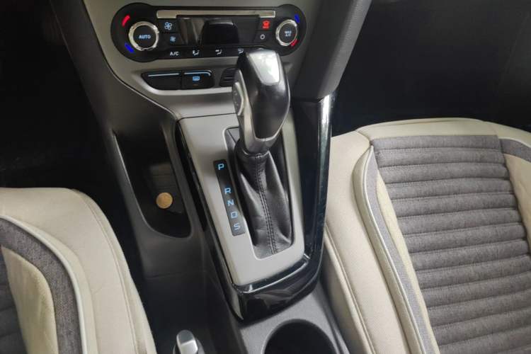 Used Ford Focus 2012 Sedan 1.6L Automatic Fashion Edition Gear Lever
