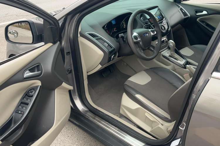 Used Ford Focus 2012 Sedan 1.6L Automatic Fashion Edition Interior 3
