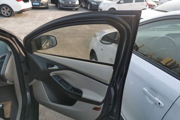Used Ford Focus 2012 Sedan 1.6L Automatic Fashion Edition Interior 5