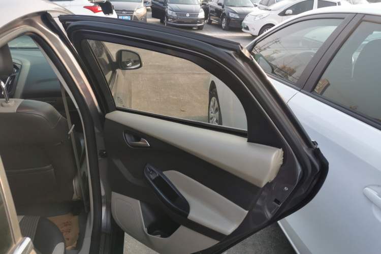 Used Ford Focus 2012 Sedan 1.6L Automatic Fashion Edition Interior 6