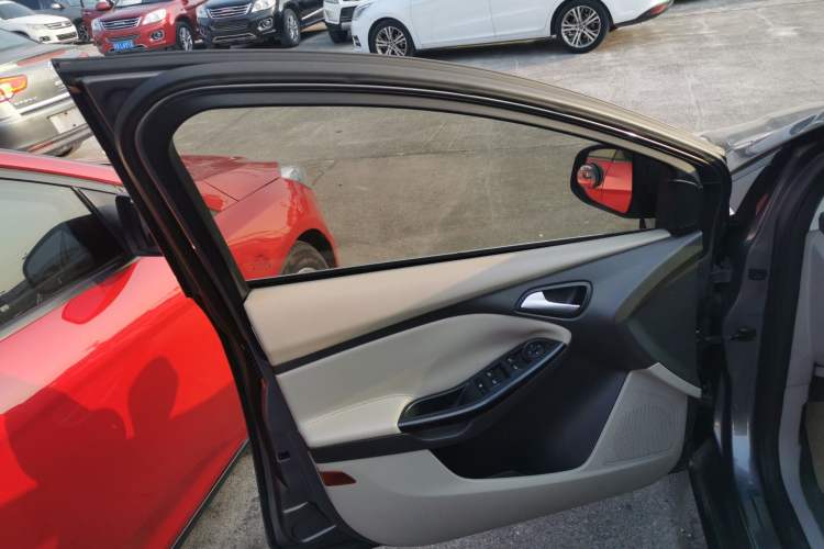 Used Ford Focus 2012 Sedan 1.6L Automatic Fashion Edition Interior 7