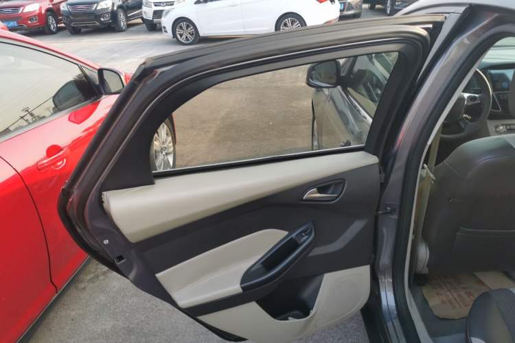 Used Ford Focus 2012 Sedan 1.6L Automatic Fashion Edition Interior 8