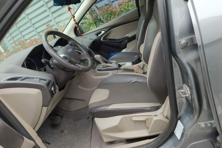 Used Ford Focus 2012 Sedan 1.6L Automatic Fashion Edition Left Front Seat
