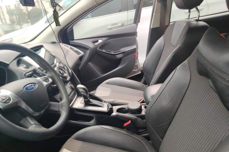 Used Ford Focus 2012 Sedan 1.6L Automatic Fashion Edition Left Front Seat
