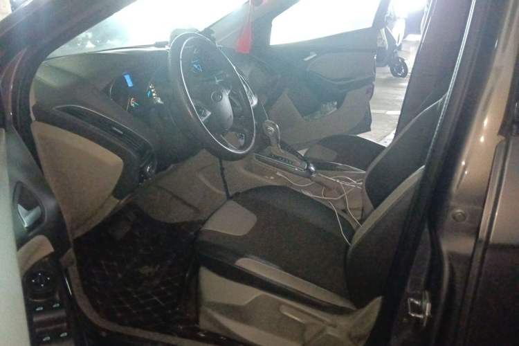 Used Ford Focus 2012 Sedan 1.6L Automatic Fashion Edition Left Front Seat