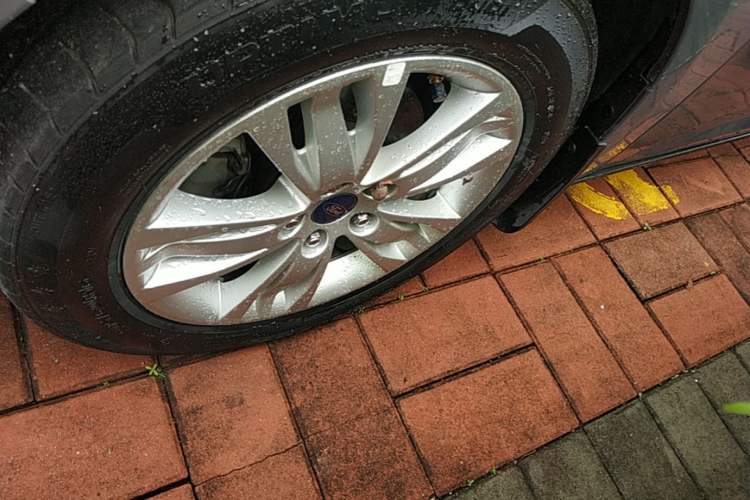 Used Ford Focus 2012 Sedan 1.6L Automatic Comfort Model Left Front Wheel Hub