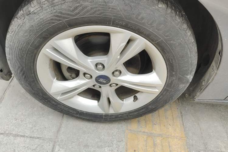 Used Ford Focus 2012 Sedan 1.6L Automatic Fashion Edition Left Front Wheel Hub