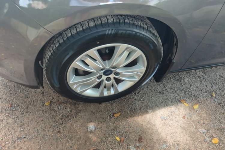 Used Ford Focus 2012 Sedan 1.6L Automatic Comfort Model Left Front Wheel Hub