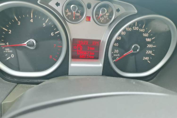 Used Ford Focus 2012 Sedan Classic 1.8L Automatic Fashion Edition Odometer Close Up