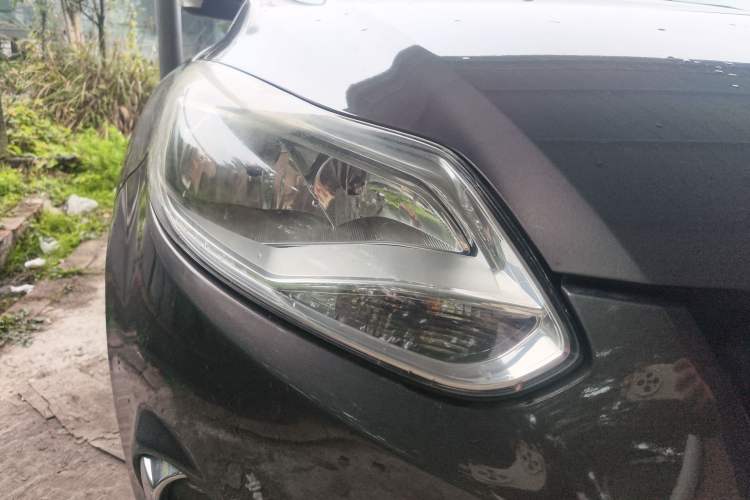 Used Ford Focus 2012 Sedan 1.6L Automatic Fashion Edition Right Front Headlight