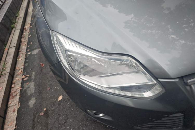 Used Ford Focus 2012 Sedan 1.6L Manual Fashion Edition Right Front Headlight