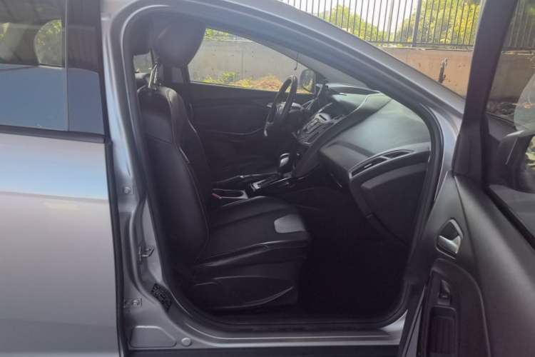 Used Ford Focus 2012 Sedan 1.6L Automatic Fashion Edition Right Front Seat