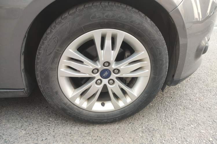 Used Ford Focus 2012 Sedan 1.6L Manual Comfort Model Right Front Wheel Hub
