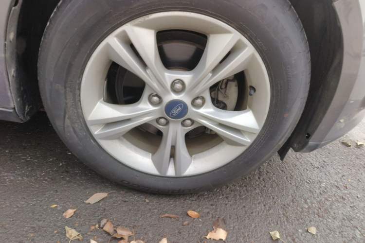 Used Ford Focus 2012 Sedan 1.6L Manual Fashion Edition Right Front Wheel Hub
