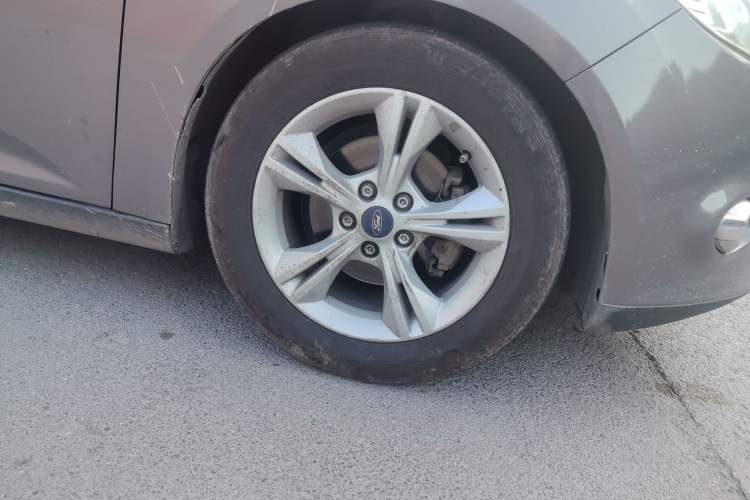 Used Ford Focus 2012 Sedan 1.6L Manual Fashion Edition Right Front Wheel Hub