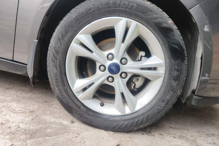 Used Ford Focus 2012 Sedan 1.6L Automatic Fashion Edition Right Front Wheel Hub