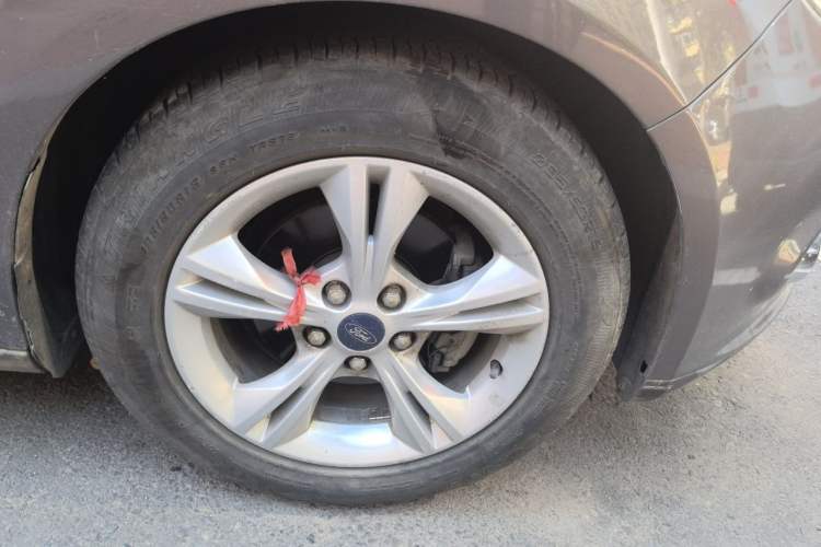 Used Ford Focus 2012 Sedan 1.6L Manual Fashion Edition Right Front Wheel Hub
