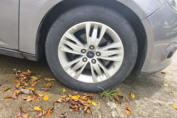 Used Ford Focus 2012 Sedan 1.6L Automatic Comfort Model Right Front Wheel Hub