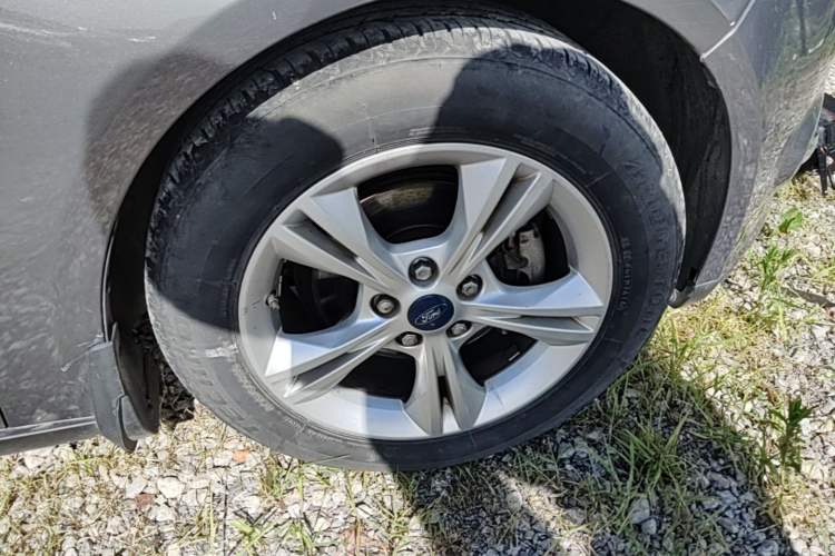 Used Ford Focus 2012 Sedan 1.6L Manual Fashion Edition Right Front Wheel Hub