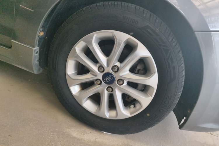 Used Ford Focus 2012 Hatchback Classic 1.8L Manual Fashion Edition Right Front Wheel Hub