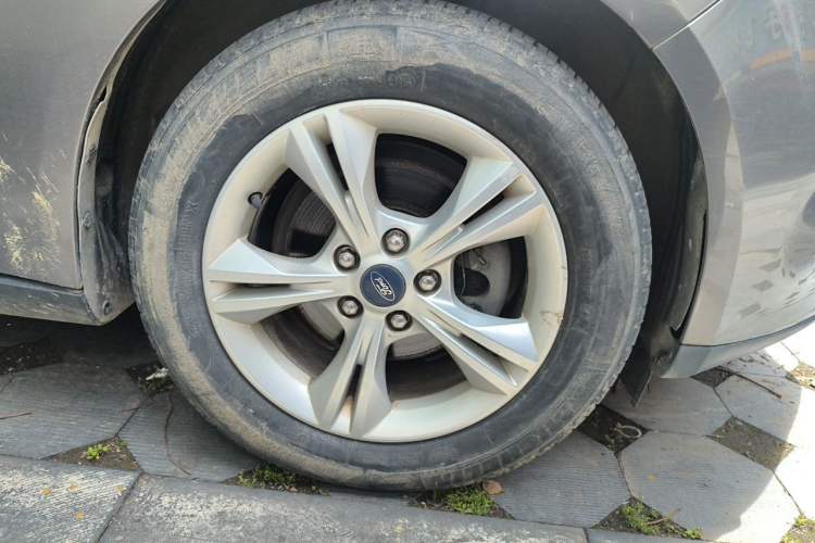 Used Ford Focus 2012 Sedan 1.6L Manual Fashion Edition Right Front Wheel Hub