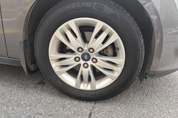 Used Ford Focus 2012 Sedan 1.6L Automatic Comfort Model Right Front Wheel Hub