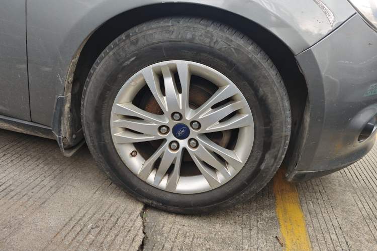 Used Ford Focus 2012 Sedan 1.6L Automatic Comfort Model Right Front Wheel Hub