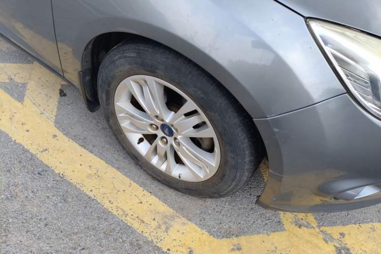 Used Ford Focus 2012 Sedan 1.6L Manual Comfort Model Right Front Wheel Hub