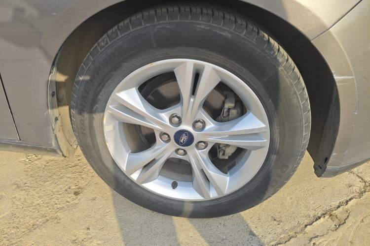 Used Ford Focus 2012 Sedan 1.6L Automatic Comfort Model Right Front Wheel Hub