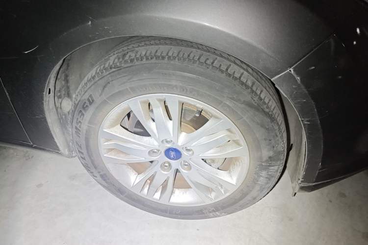 Used Ford Focus 2012 Sedan 1.6L Automatic Comfort Model Right Front Wheel Hub