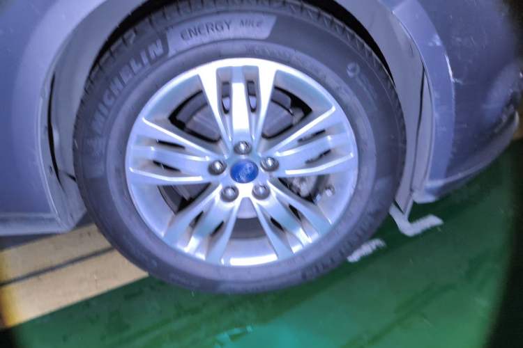 Used Ford Focus 2012 Sedan 1.6L Automatic Comfort Model Right Front Wheel Hub