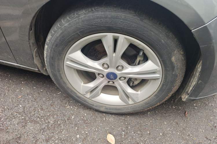 Used Ford Focus 2012 Sedan 1.6L Manual Fashion Edition Right Front Wheel Hub