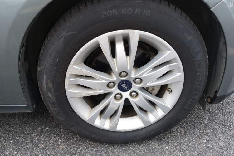 Used Ford Focus 2012 Sedan 1.6L Automatic Comfort Model Right Front Wheel Hub