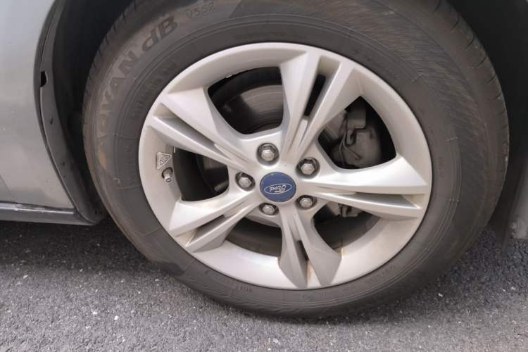 Used Ford Focus 2012 Hatchback 1.6L Automatic Fashion Edition Right Front Wheel Hub