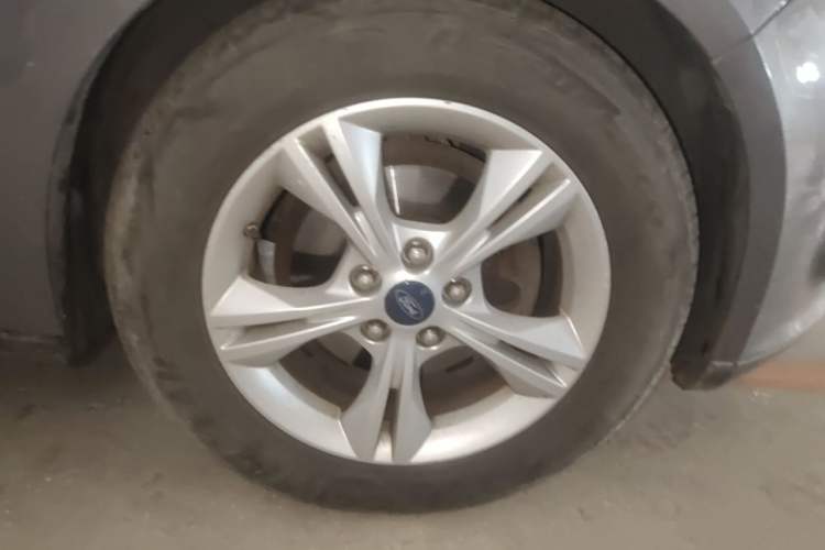Used Ford Focus 2012 Sedan 1.6L Manual Fashion Edition Right Front Wheel Hub